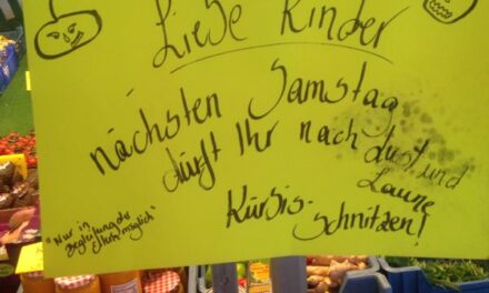 Kürbisschnitzen auf dem Wochenmarkt Hermannplatz