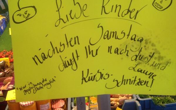 Kürbisschnitzen auf dem Wochenmarkt Hermannplatz