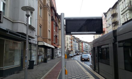 Anzeigetafeln der Rheinbahn an den Haltestellen Wetterstraße